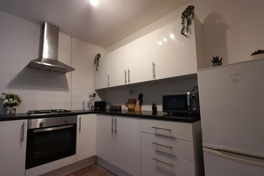 Spacious 4 Bedroom, Free Netflix, Central Location Cardiff Ngoại thất bức ảnh